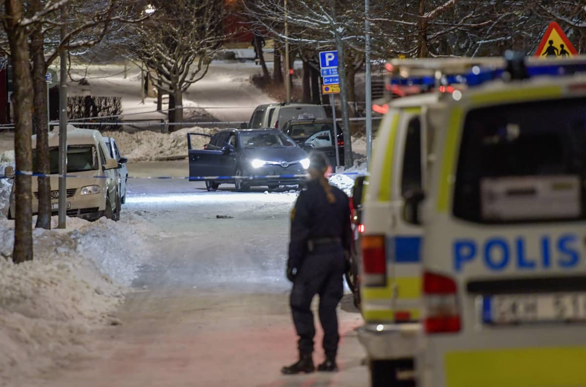 Poliisi vahtii lumista rikospaikkaa, josta löytyi kaksi ammuttua miestä.