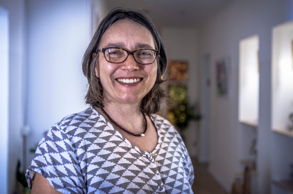 Synnytyskodin johtaja Christine Bruhn lähikuvassa.