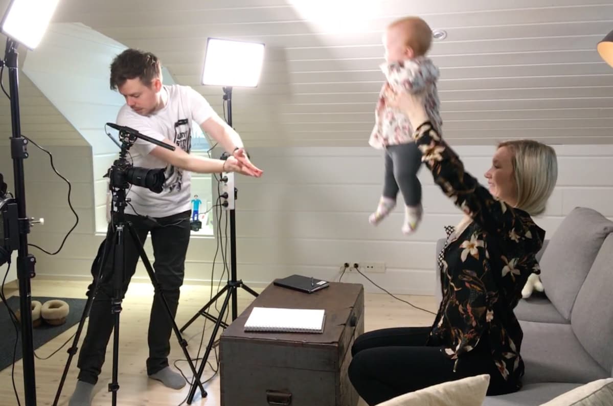 Youtubettajat Thomas ja Titta Halloran valmistautuvat videon kuvaamiseen Isla-vauvansa kanssa.