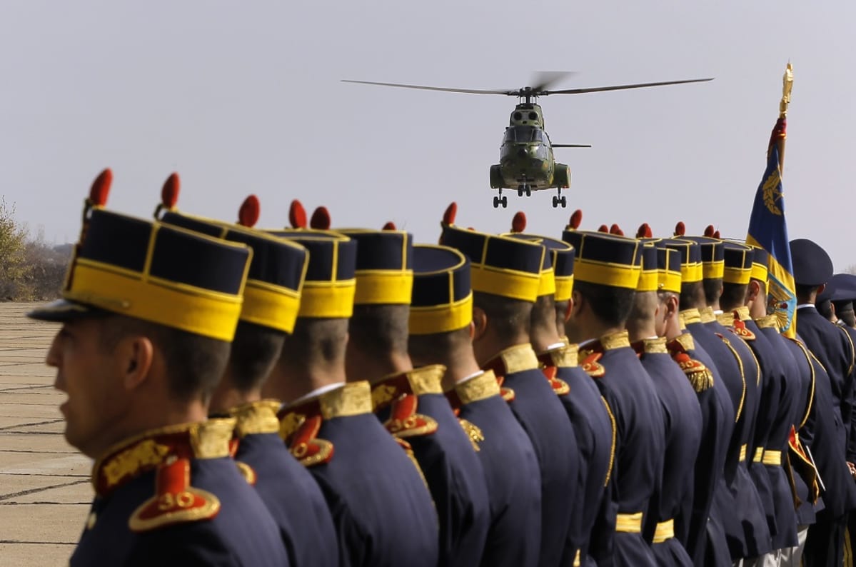 paraatijoukkoja ja helikopteri