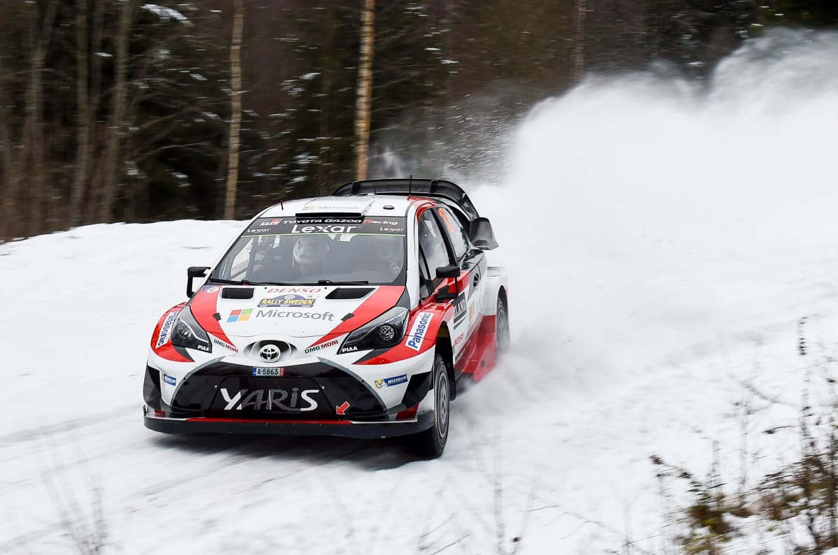 Jari-Matti Latvala kaasuttaa kaarteessa.