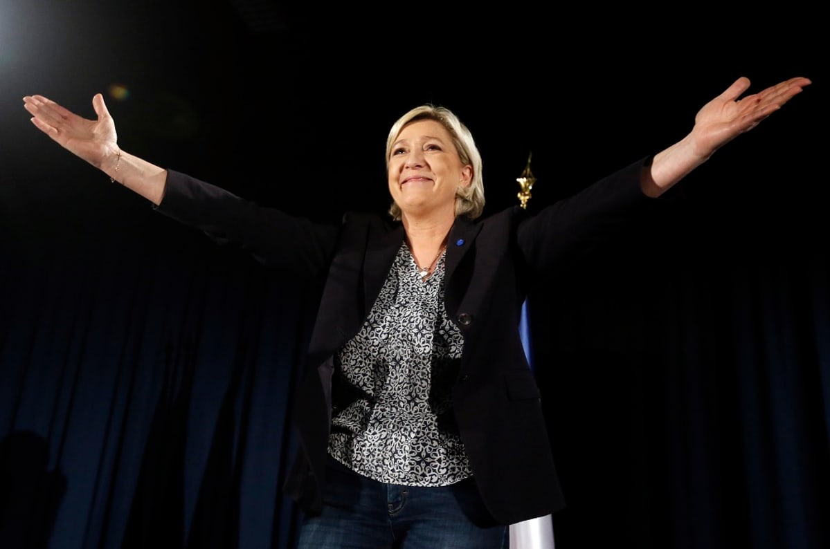 Kuvassa Marine Le Pen tuulettaa lavalla kampanjatilaisuudessa.