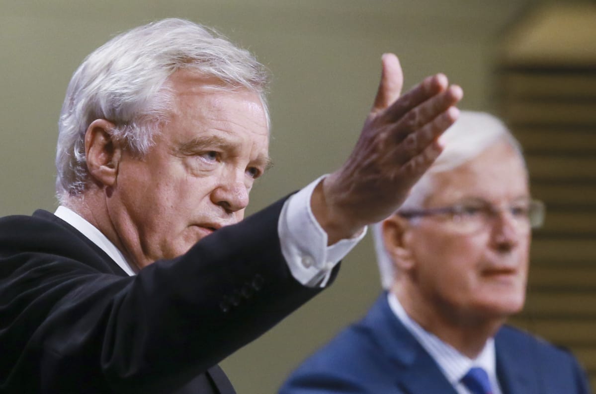 Britannian brexit-ministeri David Davis ja EU:n puolesta neuvotteluja johtava Michel Barnier