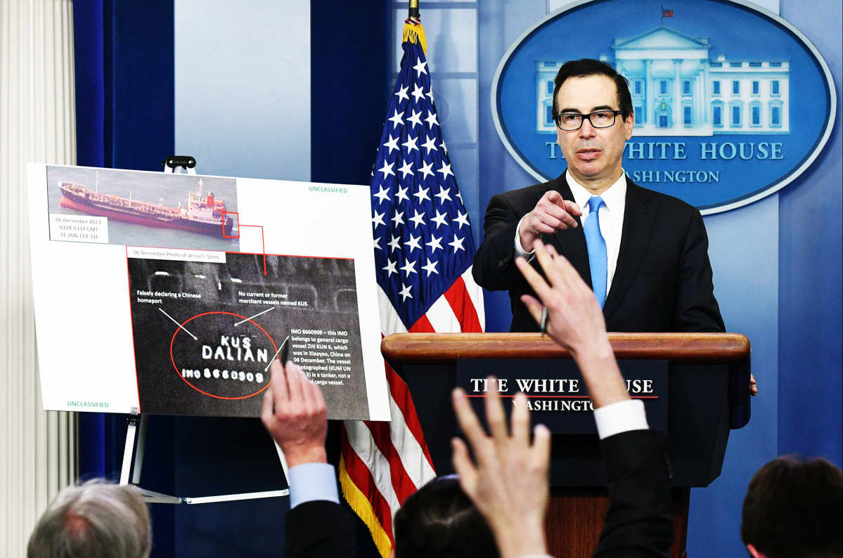 Steven Mnuchin tiedotustilaisuudessa Valkoisessa talossa.