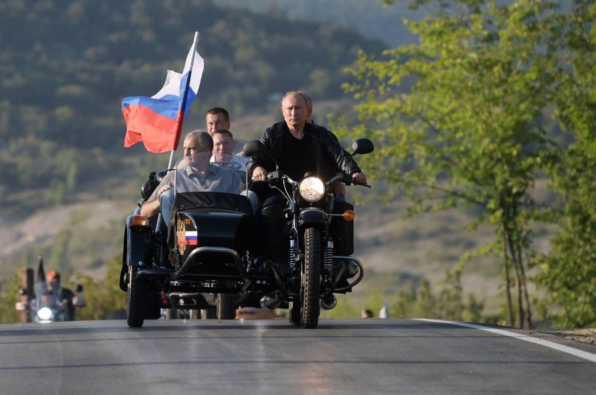 Putin tulee moottoripyörälle.