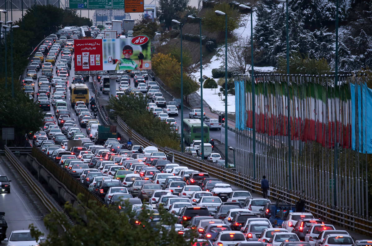 Autoilijat tukkivat moottoritien Teheranissa vastalauseena bensan hinnan korotuksille.