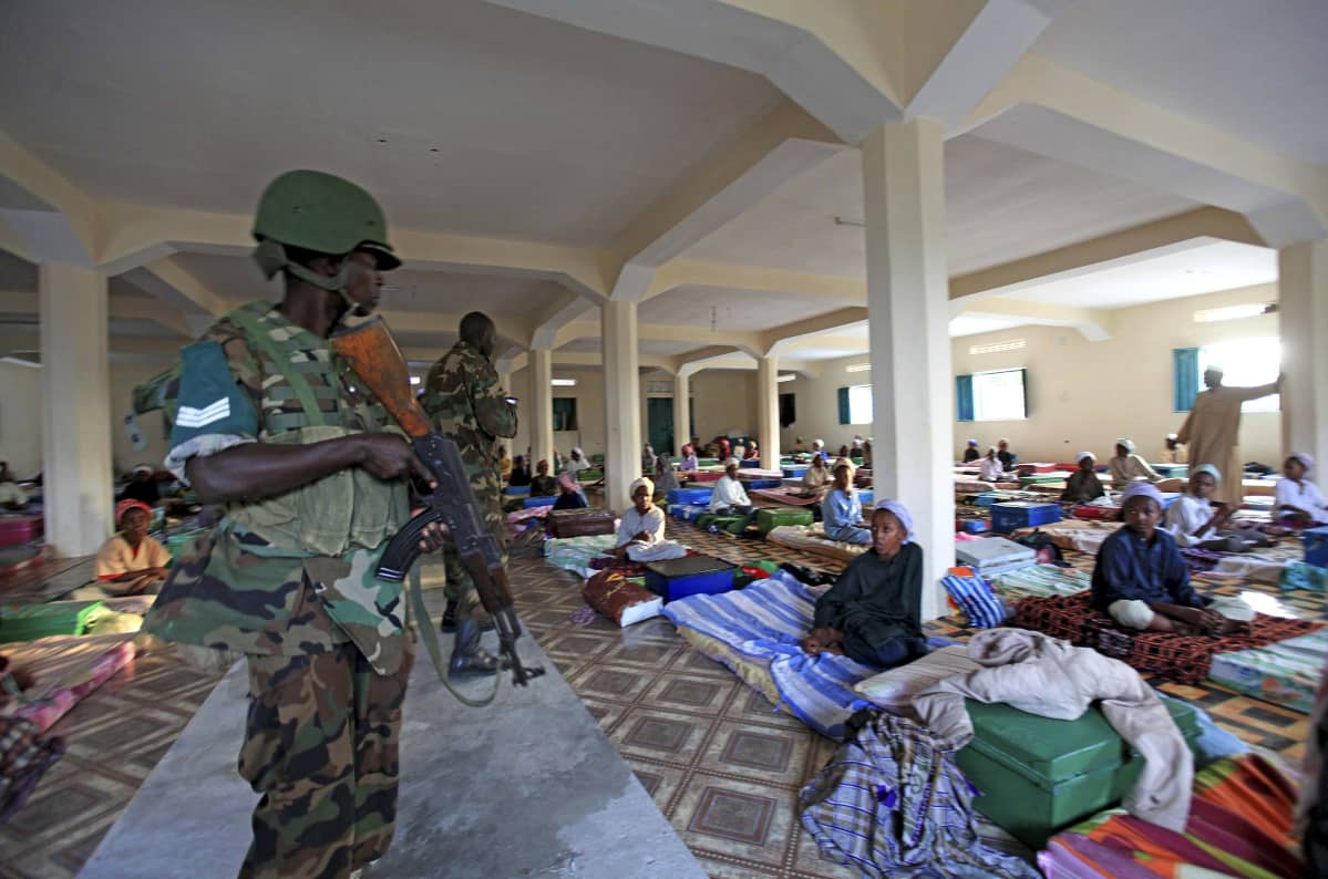 Yllättävä löytö. Afrikan Unionin joukot löysivät kahlittuja lapsia koulutuskeskuksesta. Tänne on tuotu myös Pohjoismaista kymmeniä somalinuoria.