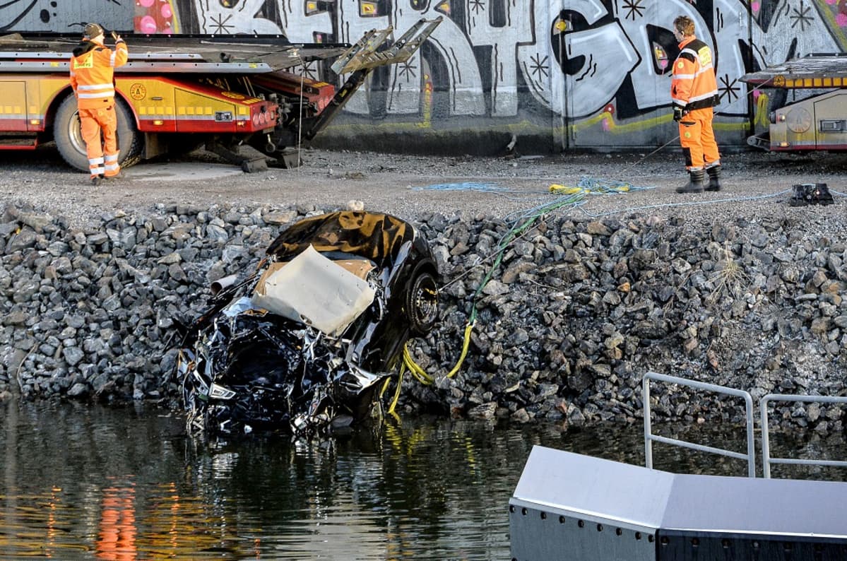 Viola Beachiä kuljettanut auto romuttui pahoin syöksyessään kanavaan.