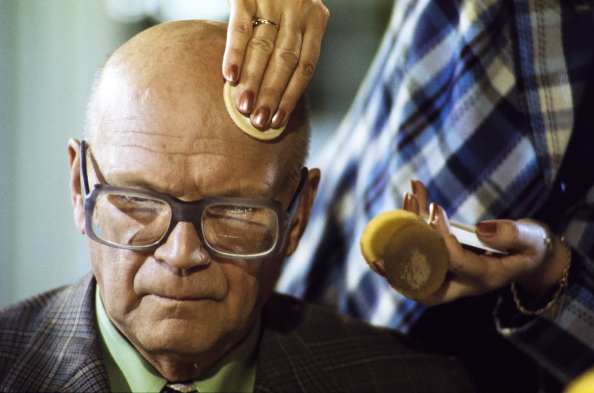 Presidentti Urho Kekkosta valmistellaan tv-kuvauksiin vuonna 1975.