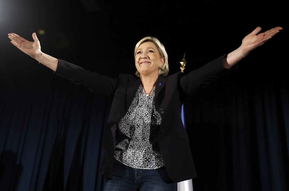 Kuvassa Marine Le Pen tuulettaa lavalla kampanjatilaisuudessa.
