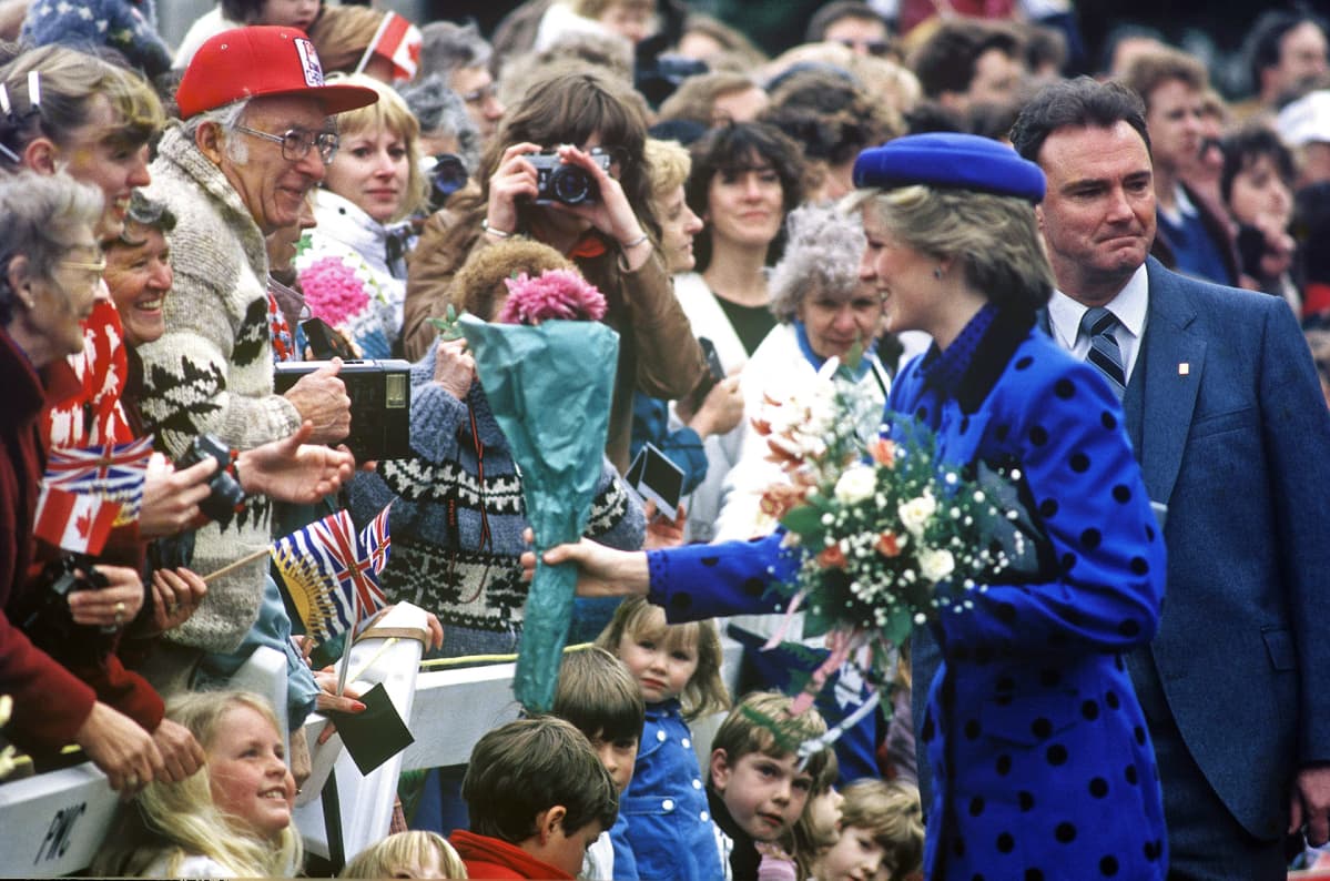 Diana tervehtii yleisöä vierailullaan Kanadassa huhtikuussa 1986.