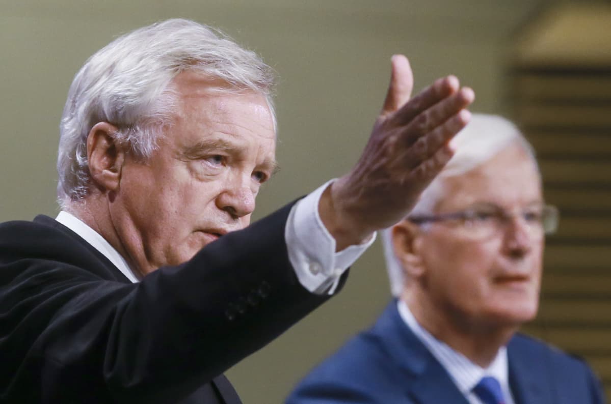 Britannian brexit-ministeri David Davis ja EU:n puolesta neuvotteluja johtava Michel Barnier