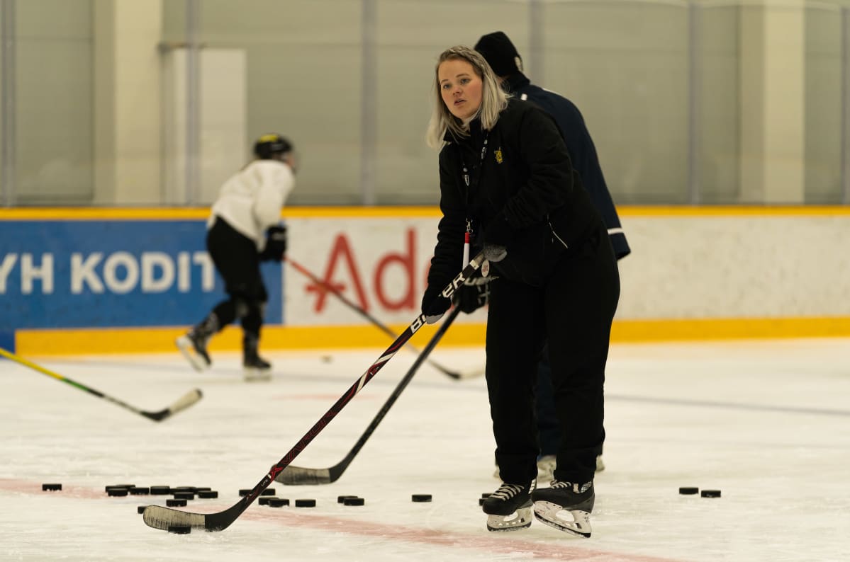 Tampereen Ilveksen naisten joukkueen päävalmentaja Linda Leppänen Tesoman hallilla treeneissä.