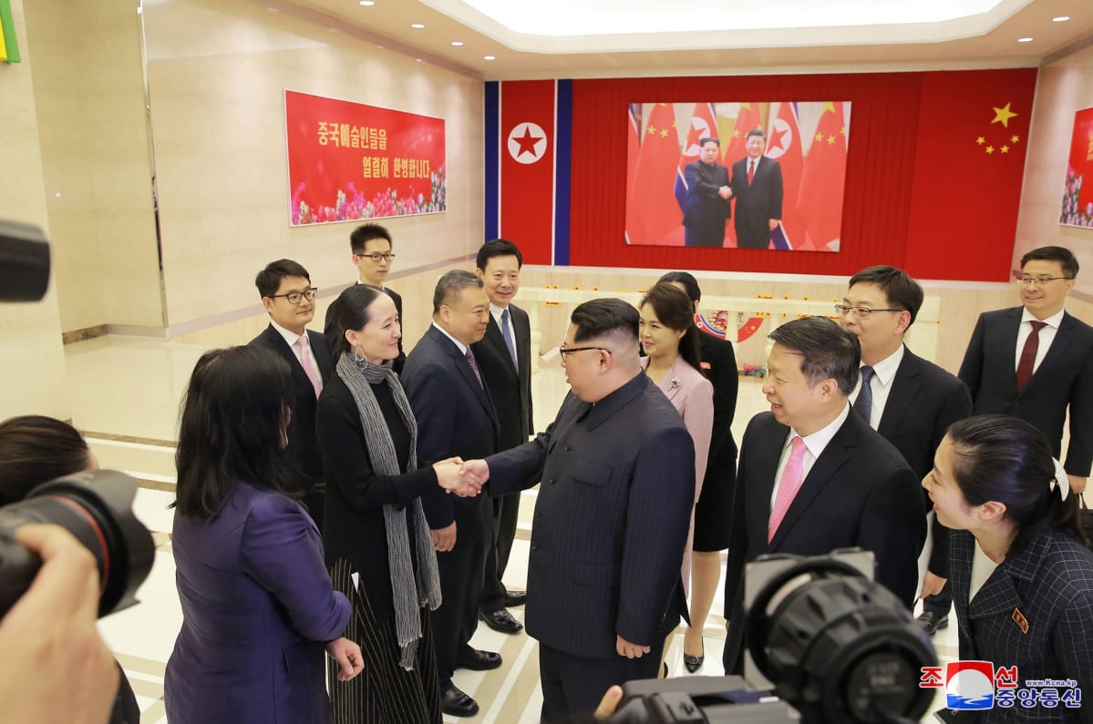 Pohjois-Korean johtaja ja kiinalaisten delegaatio Pjongjangissa.