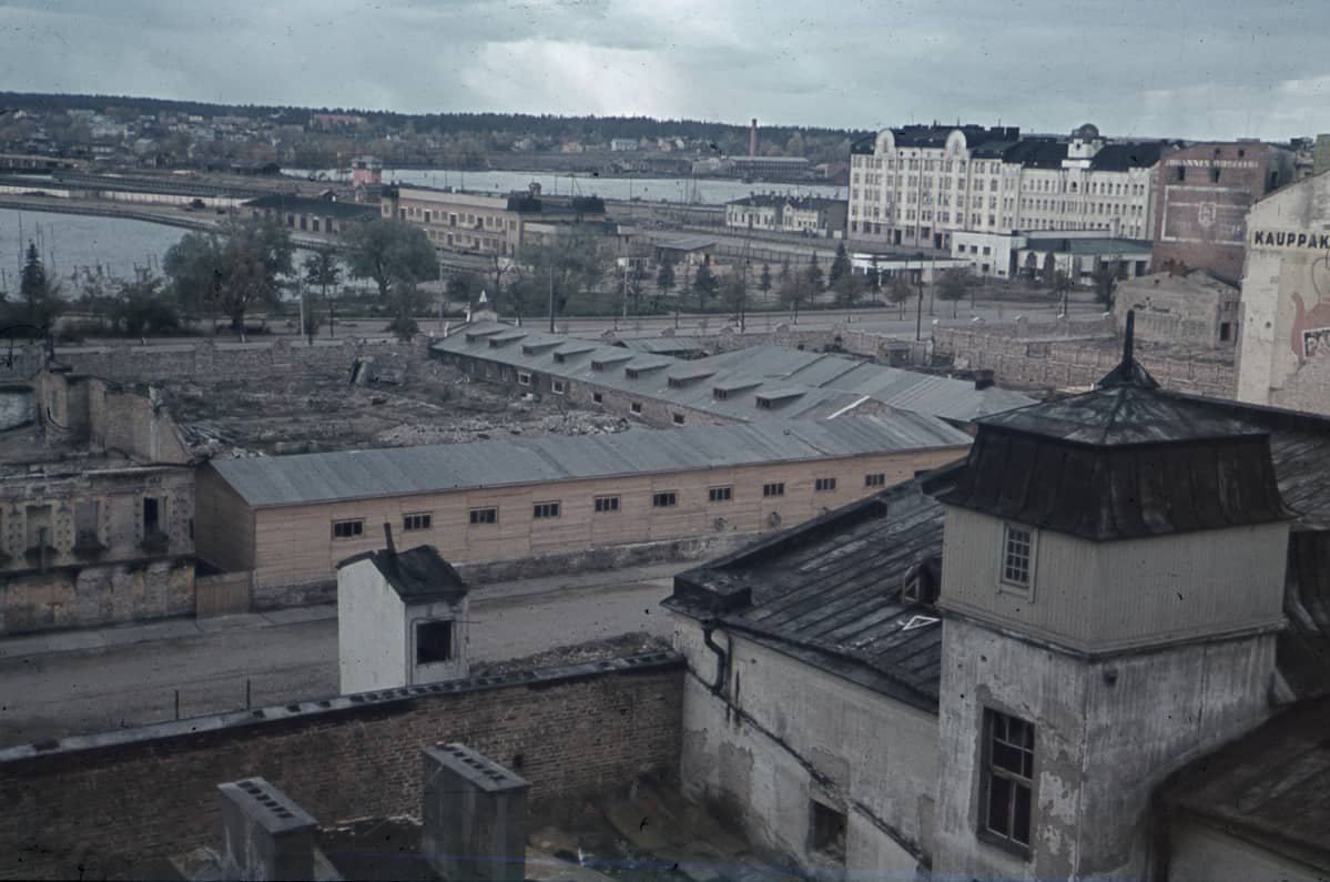 Viljelystalon katolta kuvattu näkymä Viipurin Revonhännän suuntaan syyskuussa 1941.