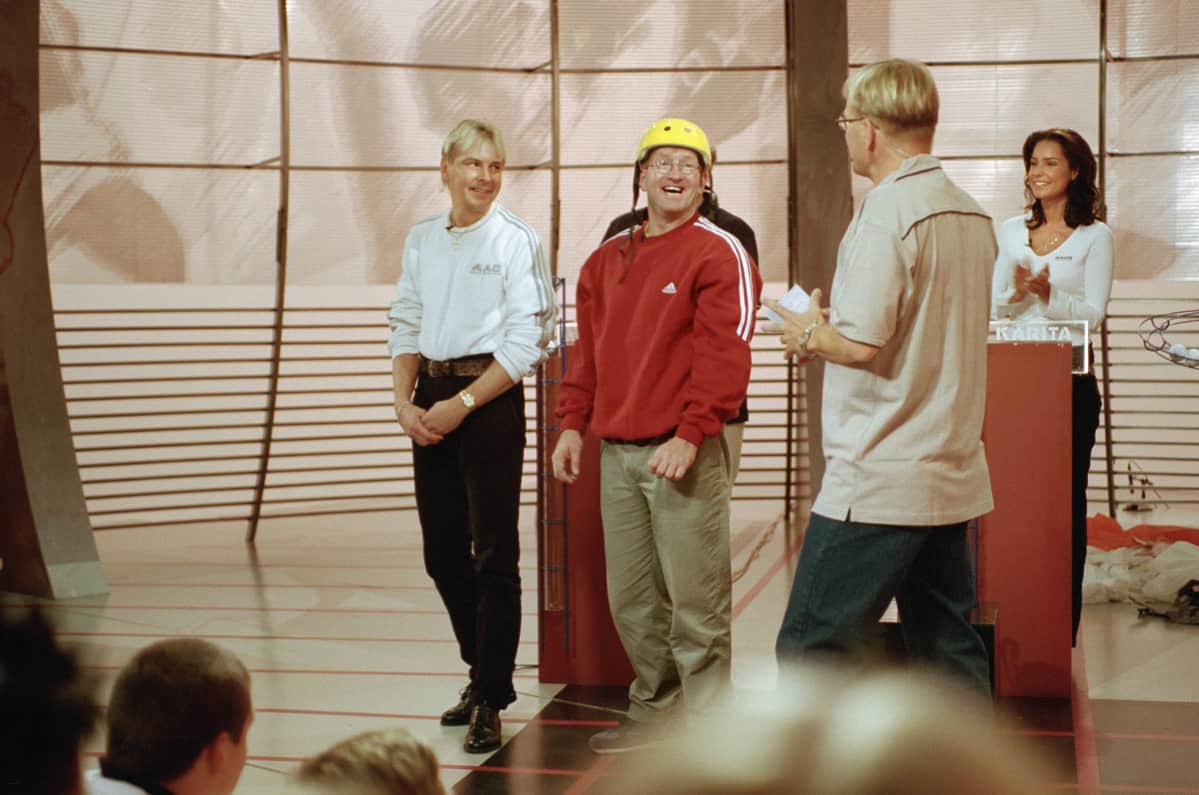 Nykänen ja Iso-Britannian "mäkikotka" Eddie Edwards televisio-ohjelmassa "Se on siinä" vuonna 2001. Juontajina Antero Mertaranta
ja Karita Tuomola.