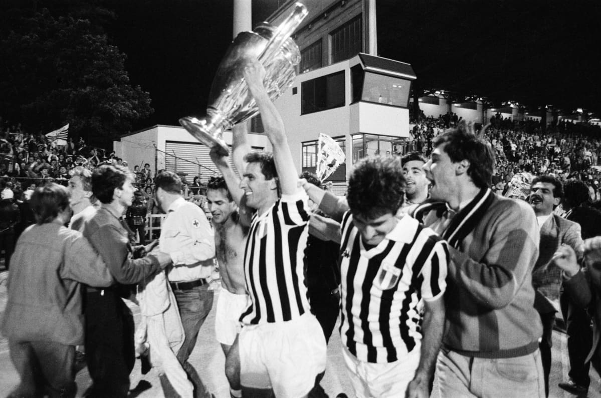 Juventus juhlii voittoa Heyselin stadionilla.