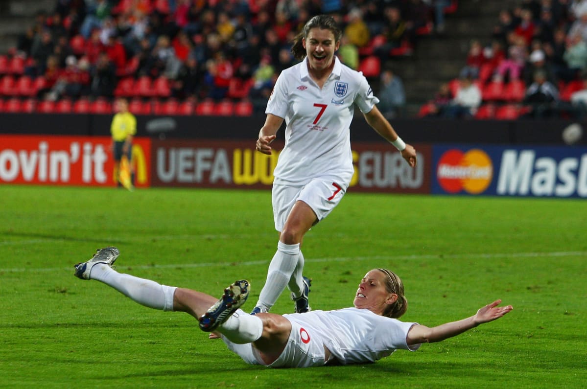 Karen Carney ja Kelly Smith juhlivat maalia Hollannin verkkoon 2009