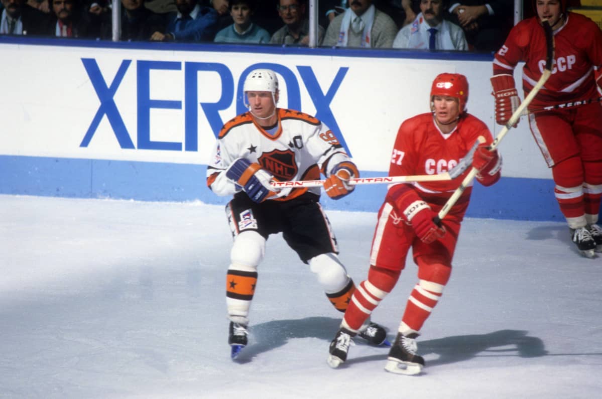 Wayne Gretzky ja Vjatsheslav Bykov ottivat toisistaan mittaa NHL:n tähtien ja Punakoneen näytösottelussa Quebecissä vuonna 1987.