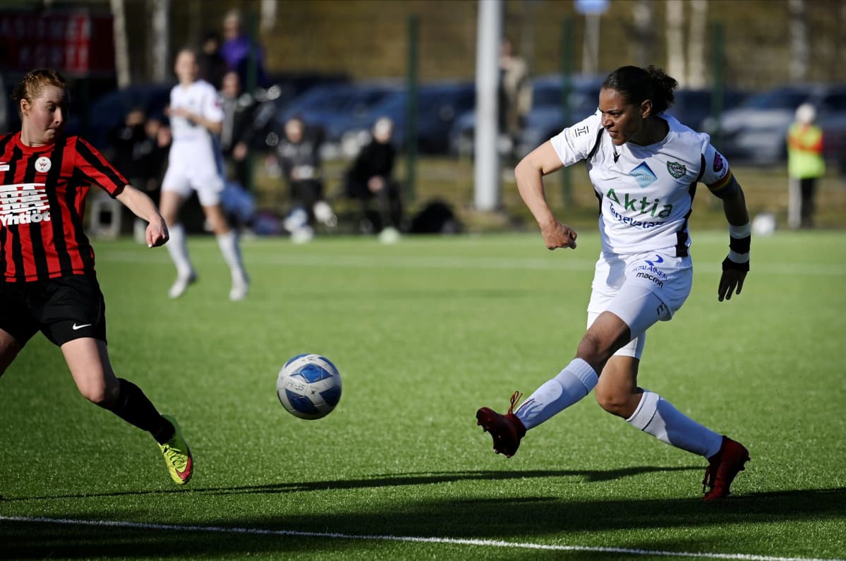 PK-35:n Inka Hiltunen (vas) ja TiPS:n Roosa Ariyo Kansallisen liigan ottelussa PK-35 vs TiPS Myyrmäen jalkapallostadionilla Vantaalla 17. huhtikuuta 2021.