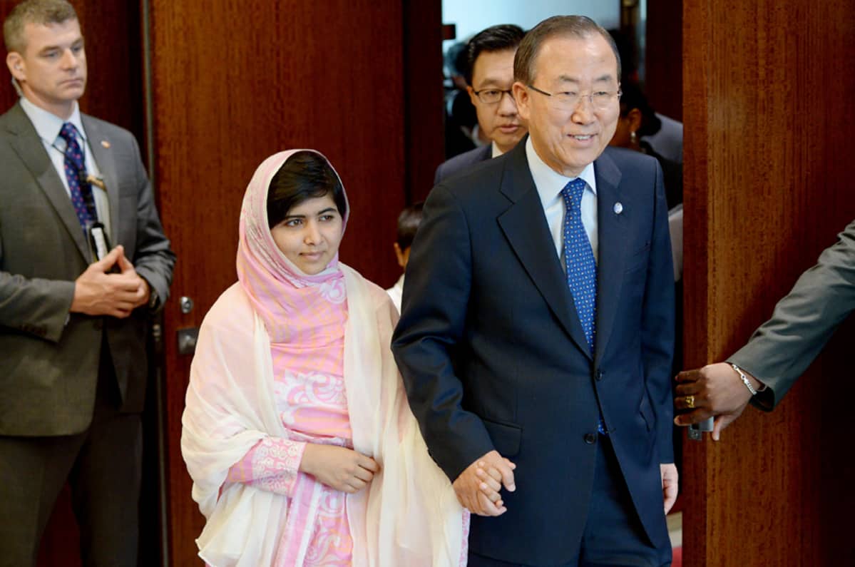 Malala Yousafzai ja YK:n pääsihteeri Ban Ki-moon Yousafzain syntymäpäivänä 12. heinäkuuta YK:n päämajalla New Yorkissa.
