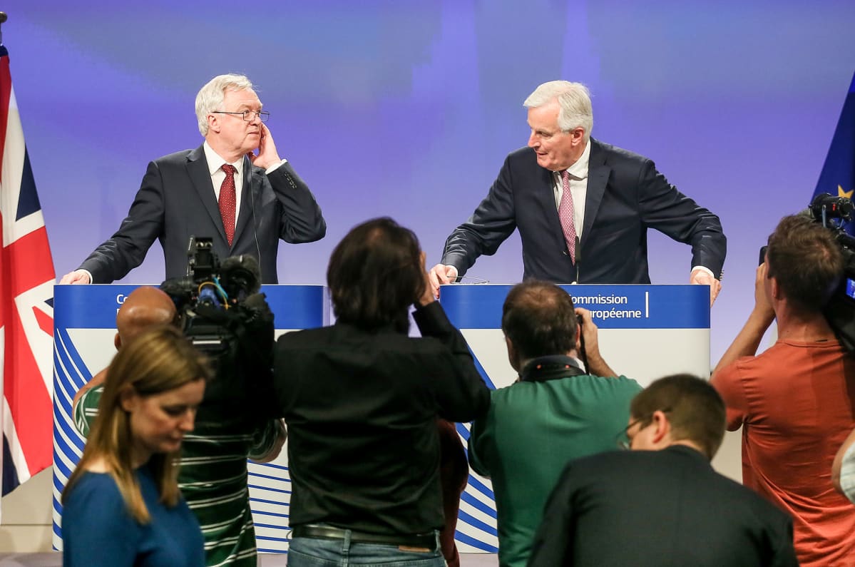 Britannian brexit-ministeri David Davis (vas.) ja EU:n neuvotteluvastaava komissaari Michel Barnier