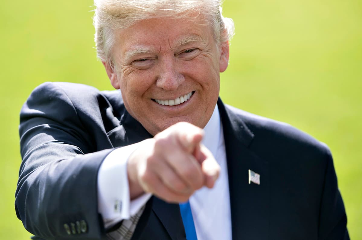 Donald Trump osoittaa etusormella kuvaajiaan.