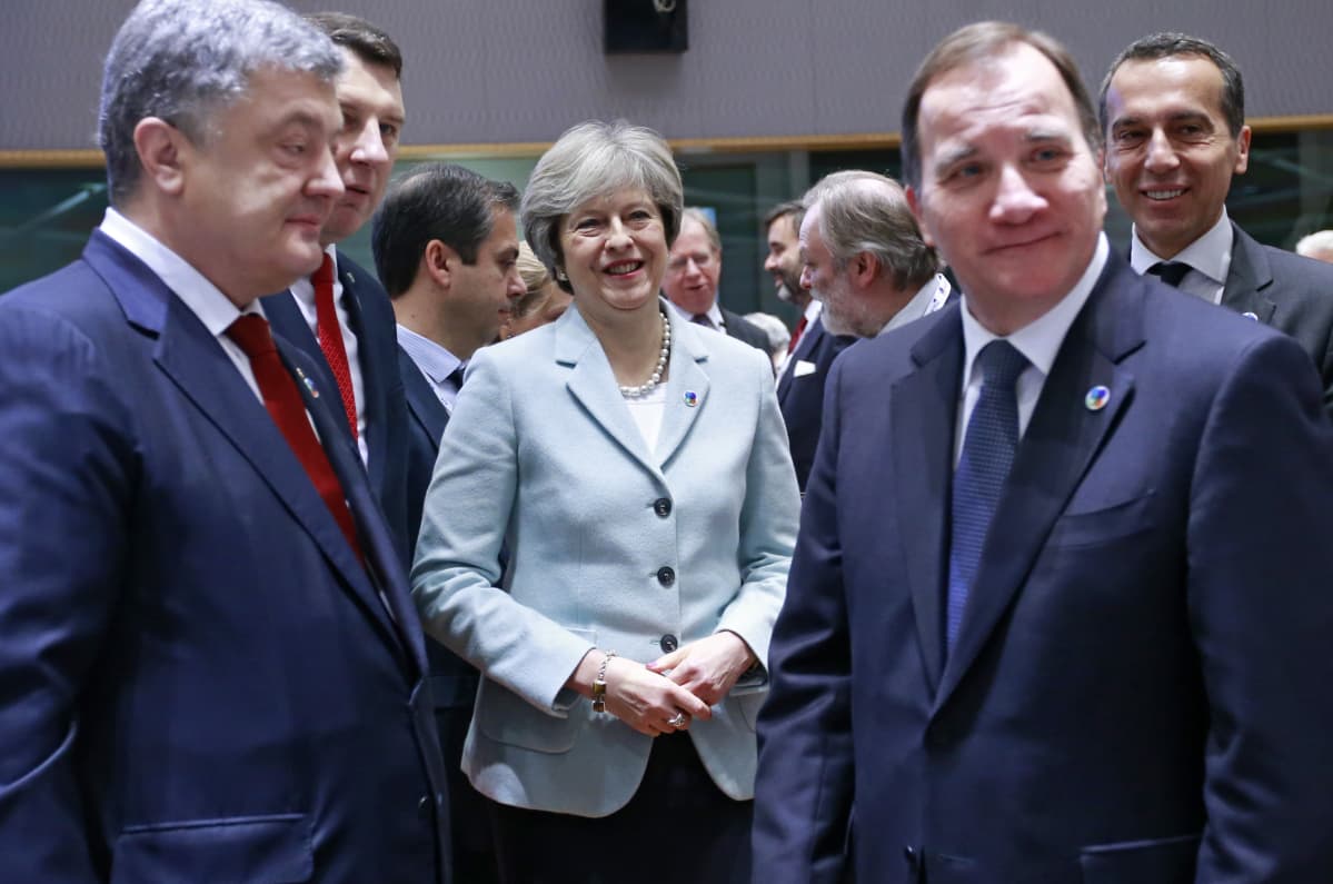 Ukrainan presidentti Petro Poroshenko, Britannian pääministeri Theresa May ja Ruotsin pääministeri Stefan Löfven itäisen kumppanuuden huippukokouksessa Brysselissä.