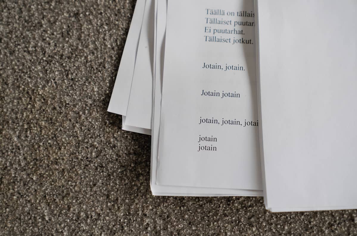 Emilia Kokon esityksen plari betonilattialla.