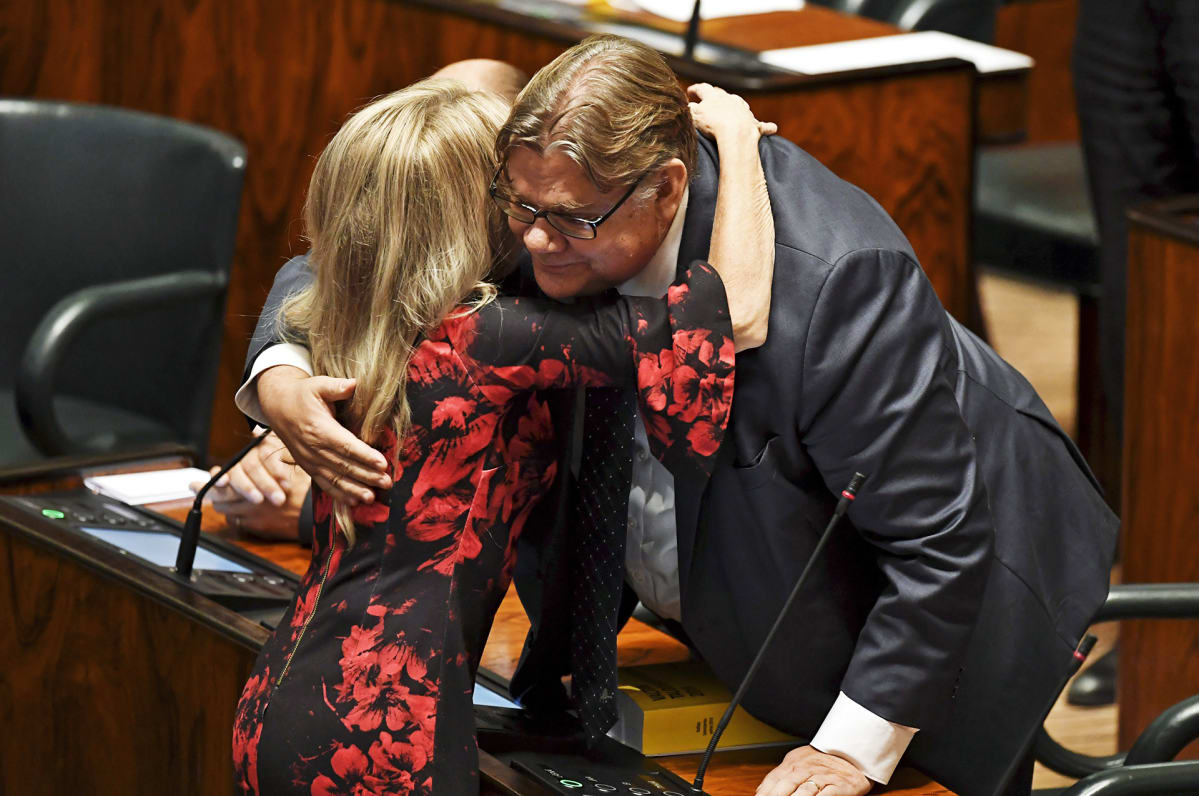 Päivi Räsänen halaa Timo Soinia.