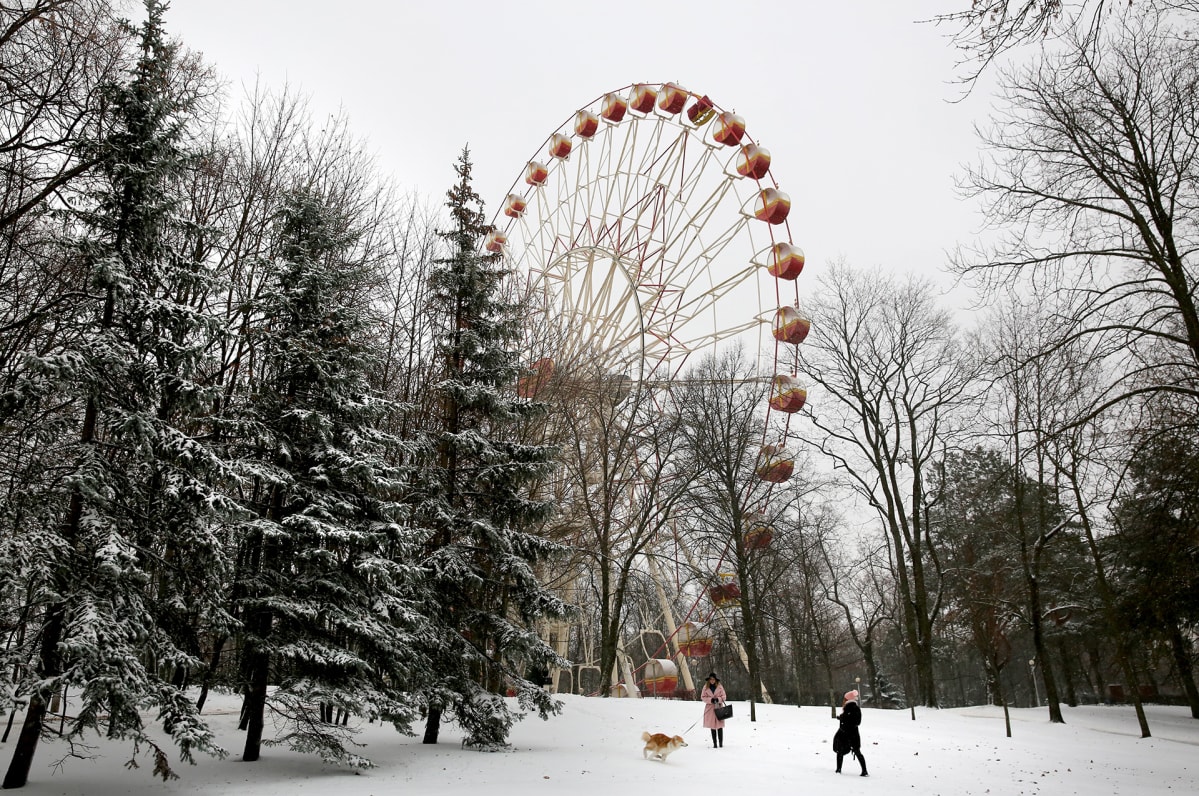 Naiset viettävät lauantaipäivää puistossa Minskissä, Valko-Venäjällä.