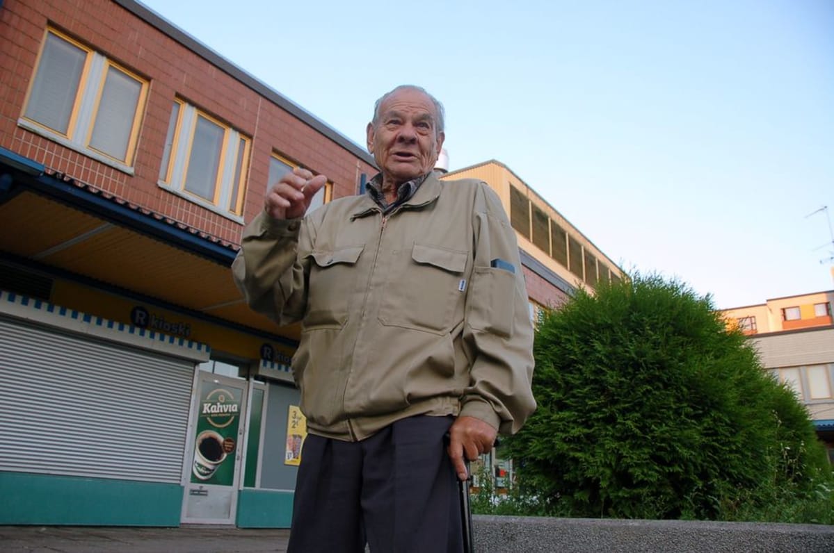 Erkki Virta käy joka aamu juomassa kahvit Hakunilan ostoskeskuksella. Hän on asunut Hakunilassa vuodesta 1984.