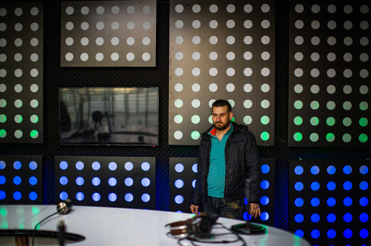 Ahmed Ghadeer pyörittää radiokanavaa.