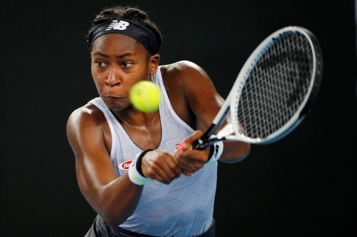 Coco Gauff lyö palloa.