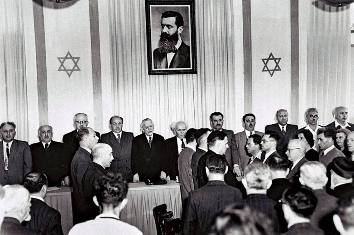 Israelin tulevan hallituksen jäsenet laulavat kansallislaulua.