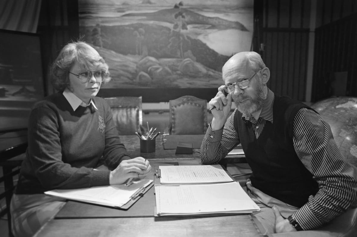 "Kakkosen Suslov" Eero Silvasti ja yksi ensimmäisistä naisjuontajista Marja Parikka lavastustaiteilija Ensio Suomisen luomassa lavasteessa 1982. Tuolloin makasiinitaidetta alettiin kehittää kohti huippuaan.
