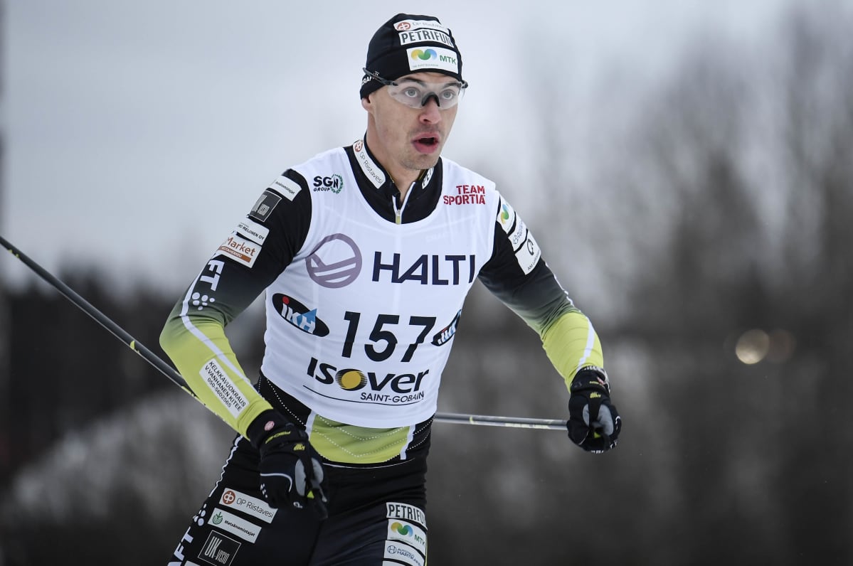 Perttu Hyvärinen hiihtää.