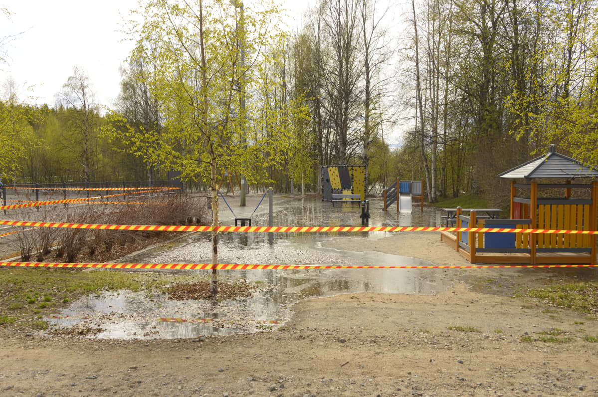 Pullinpuiston leikkipaikassa tulvavettä