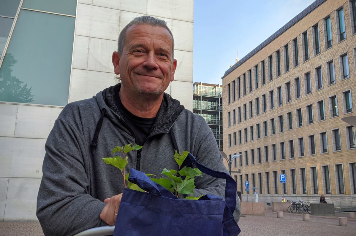 Marko Aro tuli kaupunkipyörällä Kiasmalle noutamaan puuntaimia.