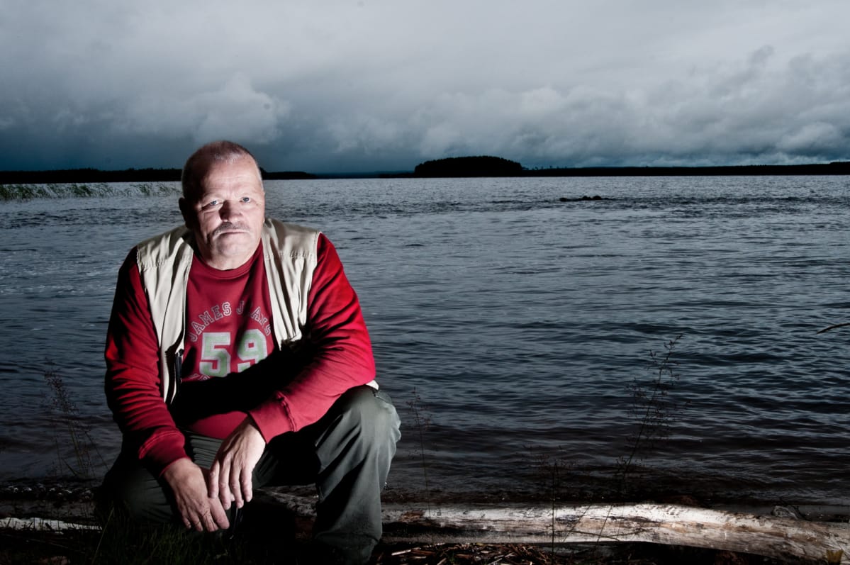 Kalastaja Laakajärven rannalla.