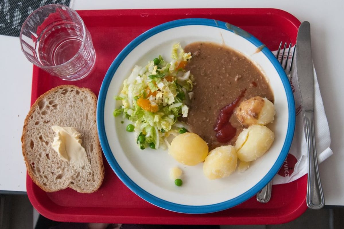 Perunoita ja jauhelihakastiketta lautasella.