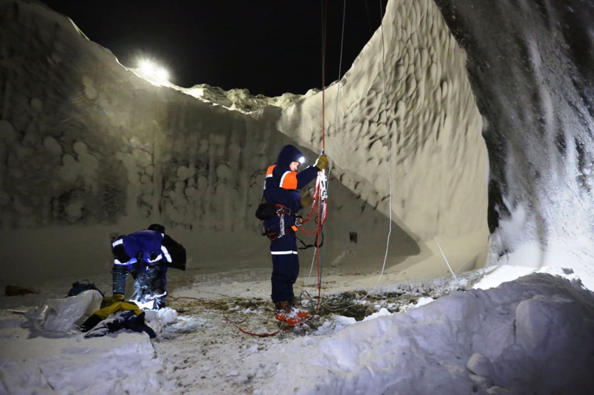 Tutkijat ovat laskeutuneet 200 metriä syvään kraateriin Jamalin niemimaalla.