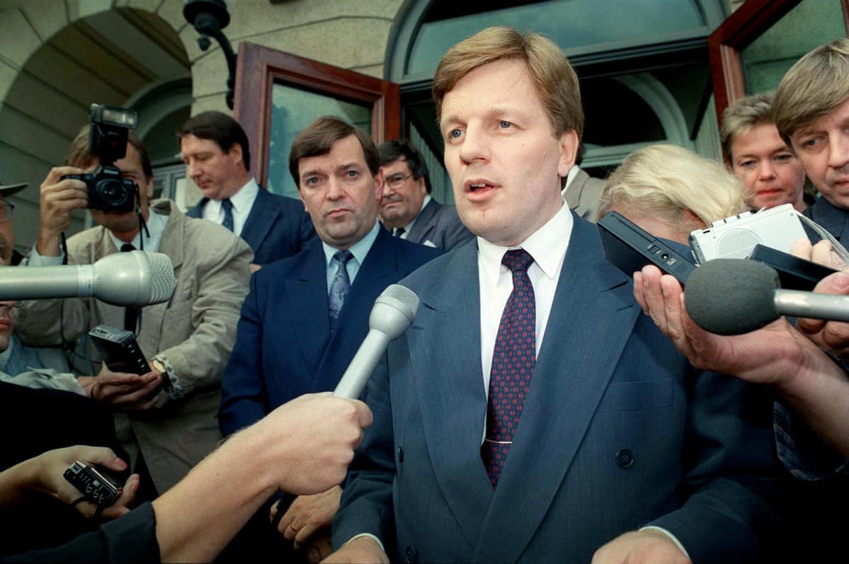 Pääministeri Esko Aho linnan portailla, takanaan ulkoministeri Paavo Väyrynen.