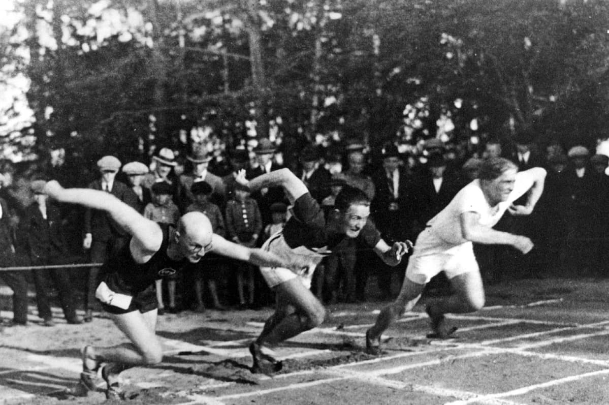 Urho Kekkonen juoksukilpailussa, Kekkonen, Erkka Vilen ja Sulo Koponen lähtöviivalla vuonna 1921.