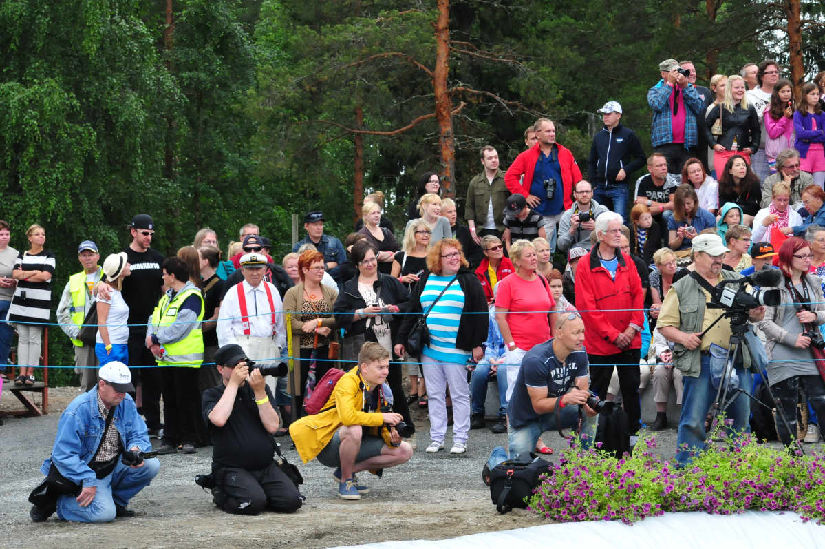 Yleisöä Eukonkantoa katsomassa 2013
