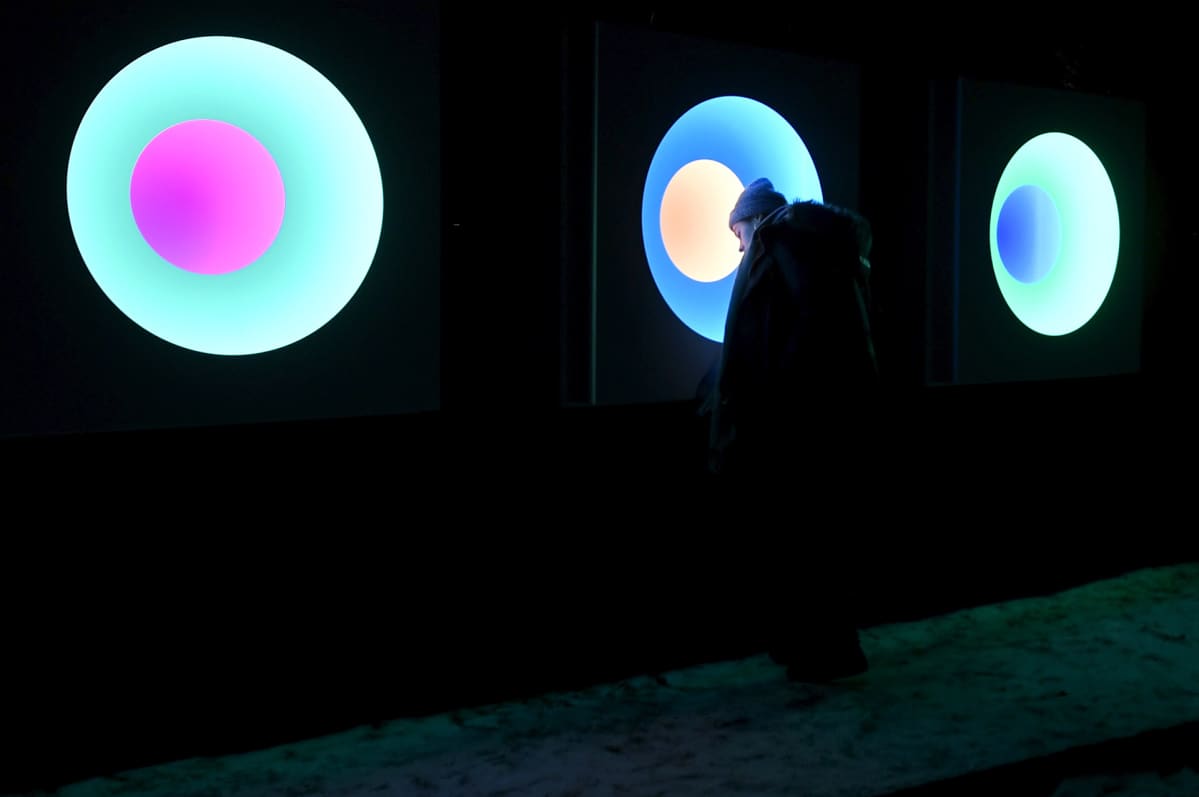 Alexander Salvesenin Relations of Colour -teosta Lux Helsinki -valofestivaalin ensimmäisenä päivänä Hanasaaressa Espoo 5. tammikuuta.