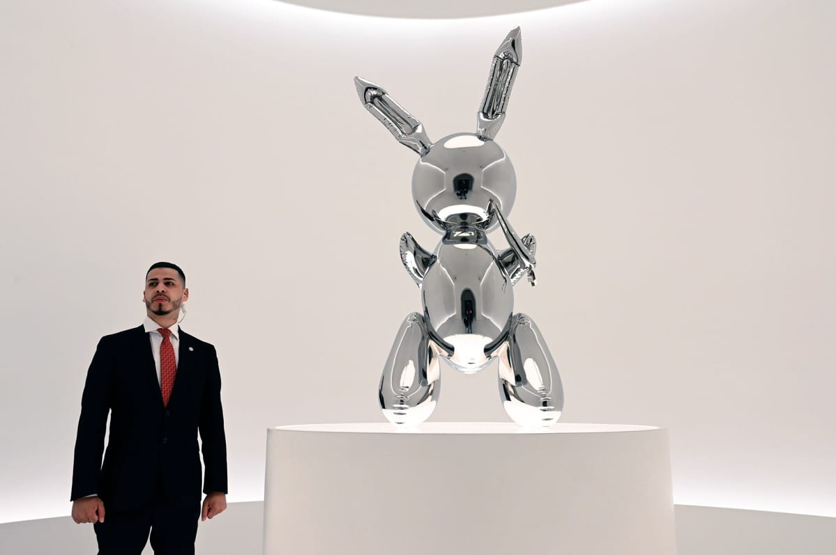 Taitelija Jeff Koonsin ruostumattomasta teräksestä tekemä veistos nimeltä Rabbit.