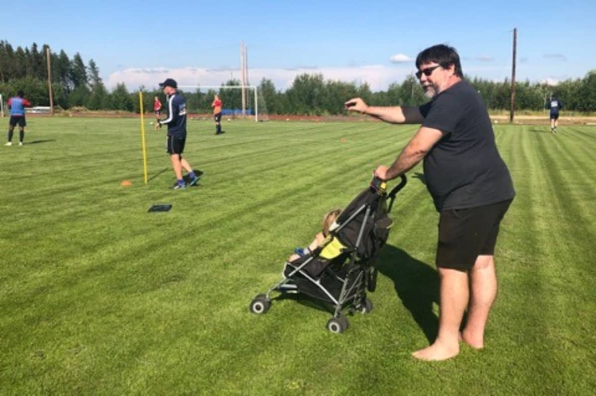 Seuran urheilutoimenjohtaja Mikael Virta seuraa tarkasti harjoituksia.