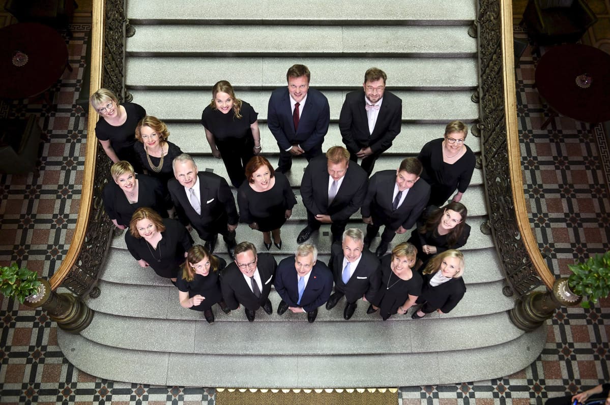 Antti Rinteen johtama uusi hallitus ryhmäkuvassa Säätytalossa Helsingissä 6. kesäkuuta 2019