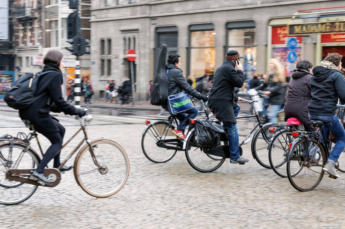 Pyöräilijöitä Amsterdamissa.